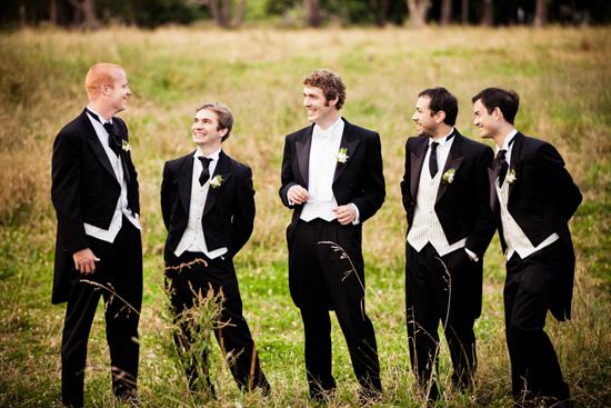 Vest ngắn đuôi tôm góp phần tạo nên sự đa dạng cho bộ sưu tập vest cưới hot nhất 2014 Những mẫu vest chú rể hot nhất 2014