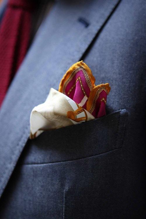 Chọn phụ kiện thú vị cho áo vest của chàng